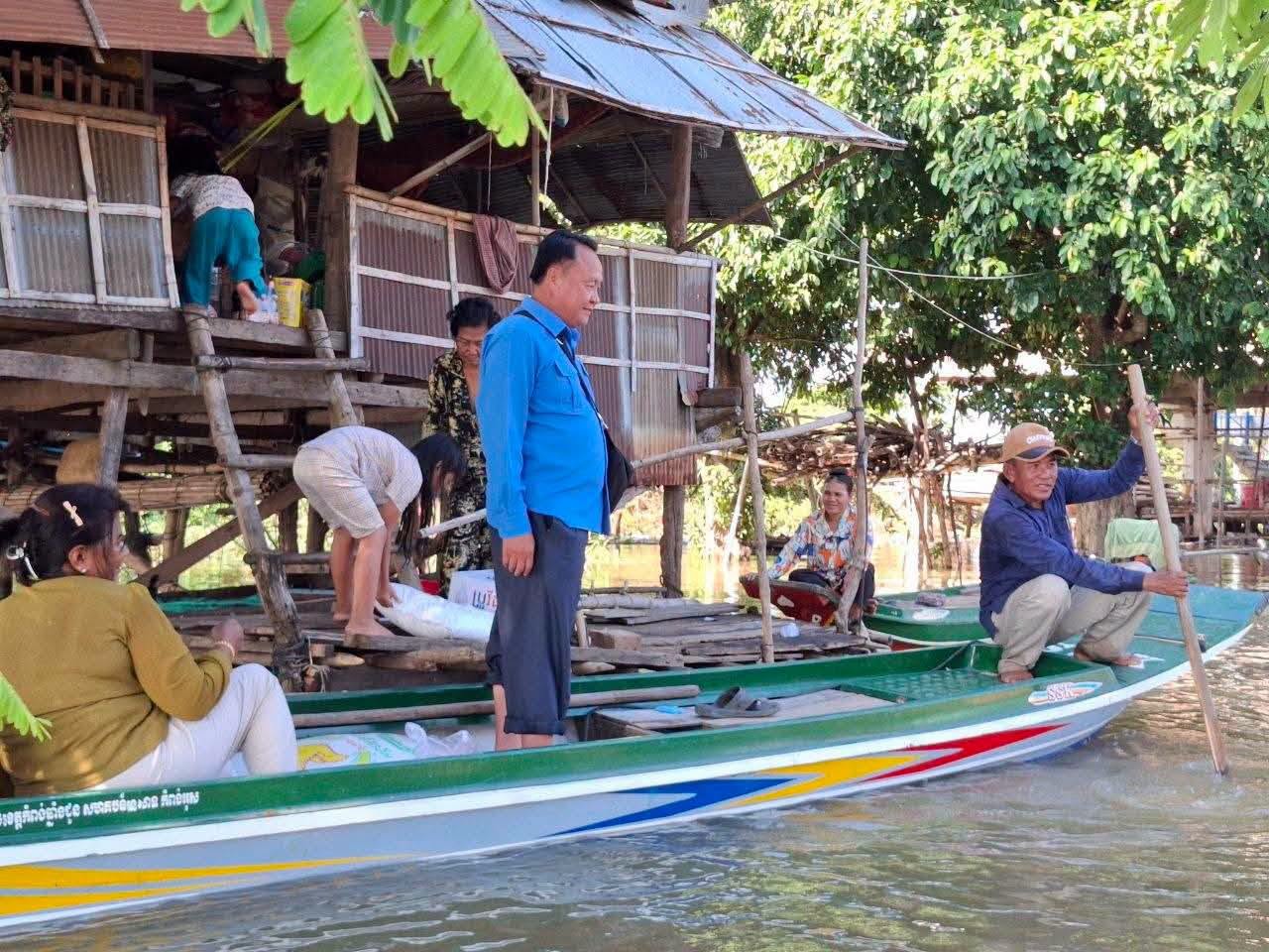លោក ឈាង ចន្ធី ប្រធានមន្ទីរសង្គមកិច្ចខេត្តកំពង់ឆ្នាំង និងសហការី ចុះសាកសួរសុខទុក្ខផ្ដល់អំណោយជូនប្រជាពលរដ្ឋដែលត្រូវរងគ្រោះ